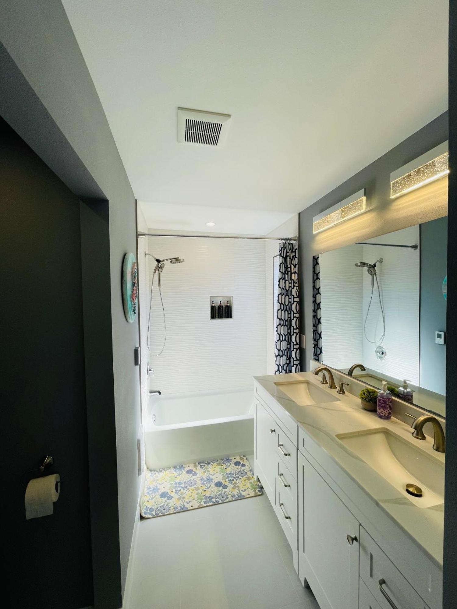 Green Lake 1St Line Home A With Central Air Conditioners Seattle Exterior foto